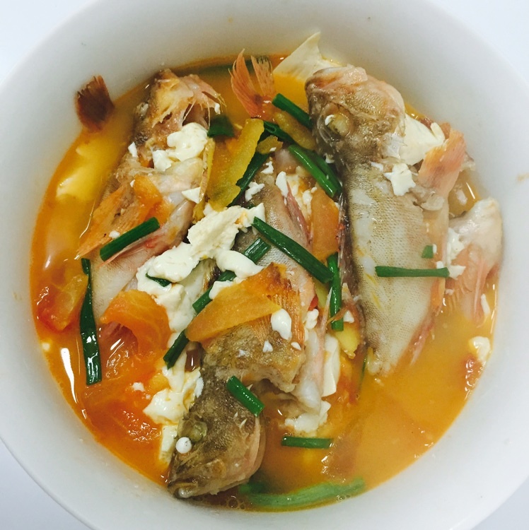 番茄豆腐炖小海鱼的做法