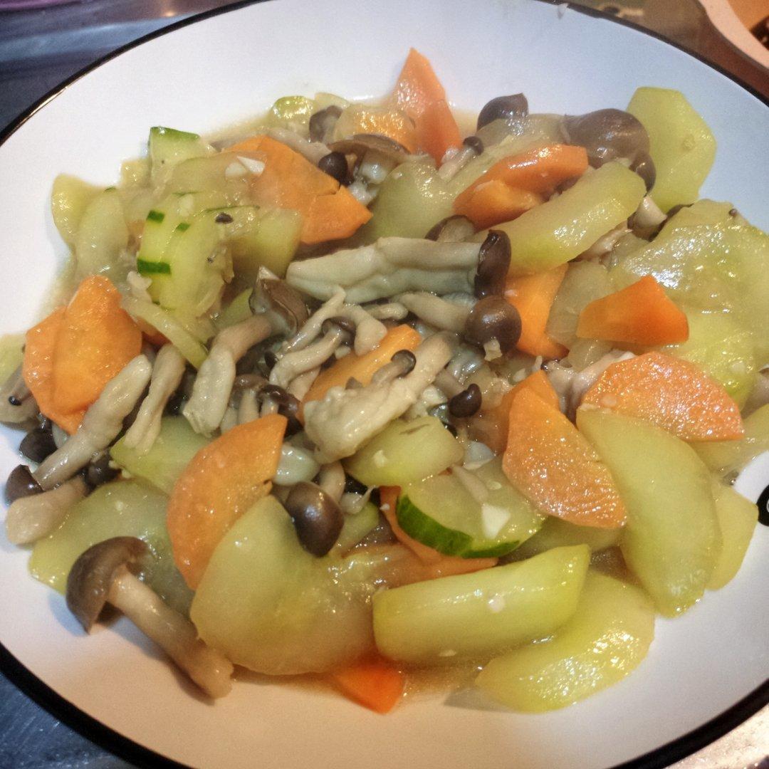 黄瓜片炒蟹味菇(家常菜)