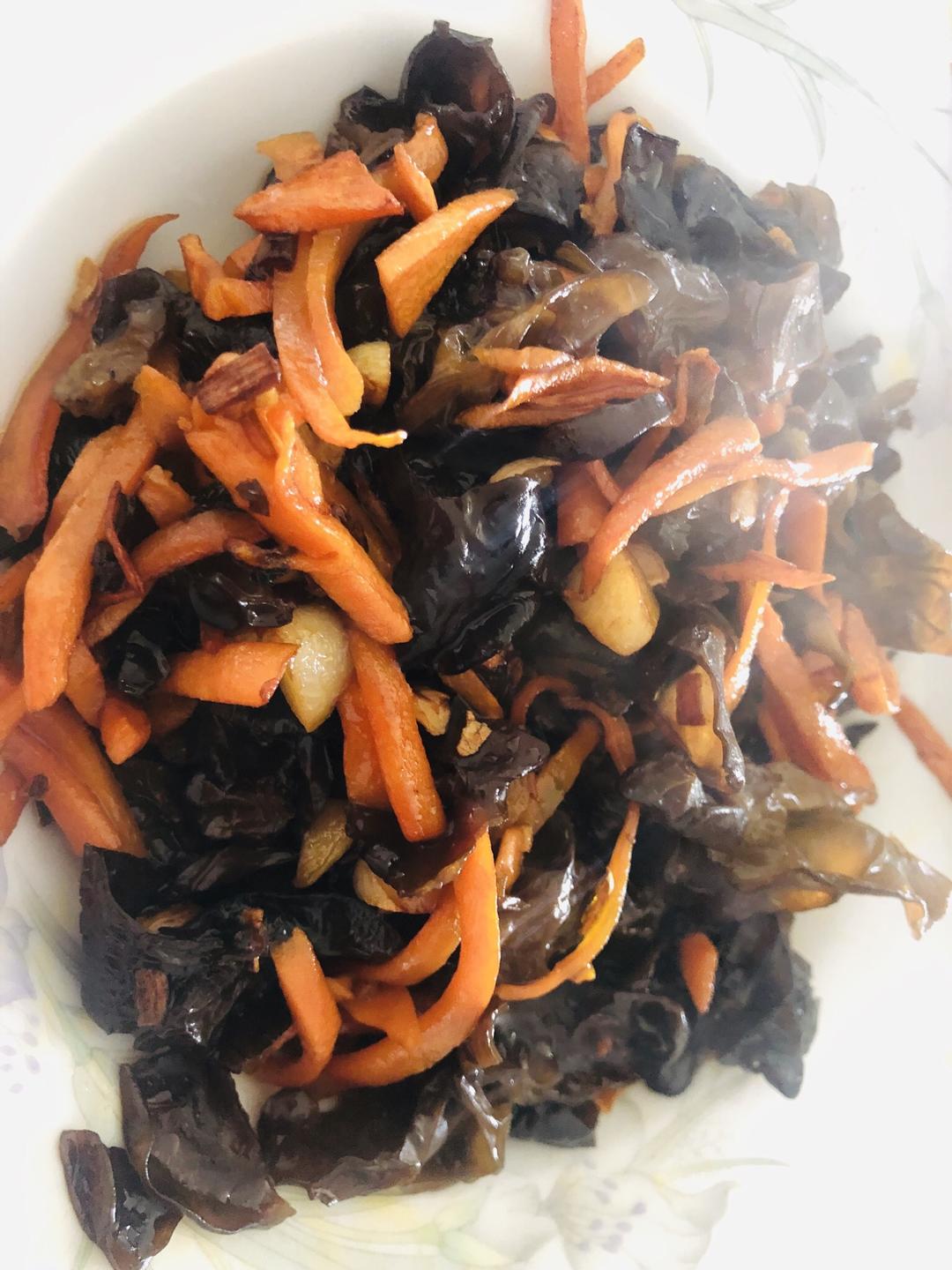 红黑配（木耳炒胡萝卜🥕丝）