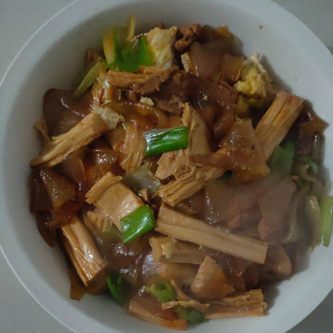 家常菜之辣椒炒腐竹鸡蛋