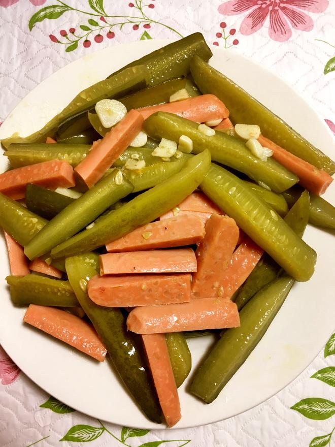 酸黄瓜🥒炒火腿肠的做法