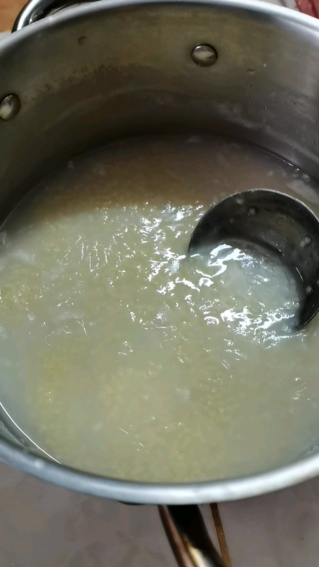 终于熬出一锅有厚厚米油的小米粥