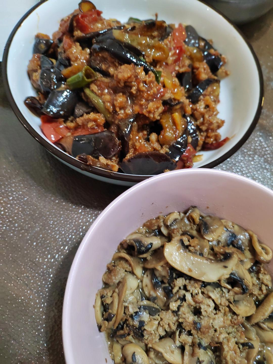 红烧茄子（佐西红柿尖椒）