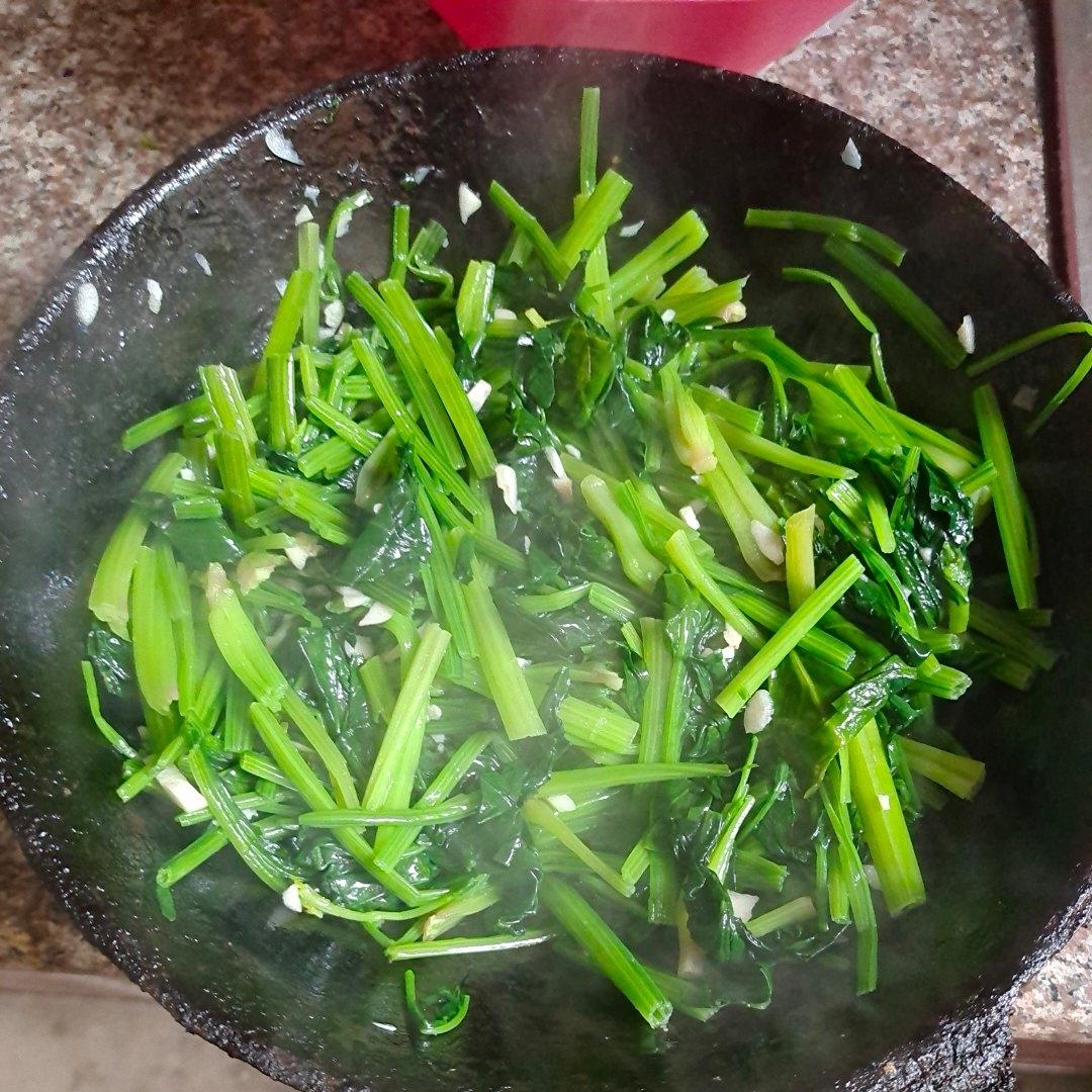 不涩口又嫩的清炒菠菜