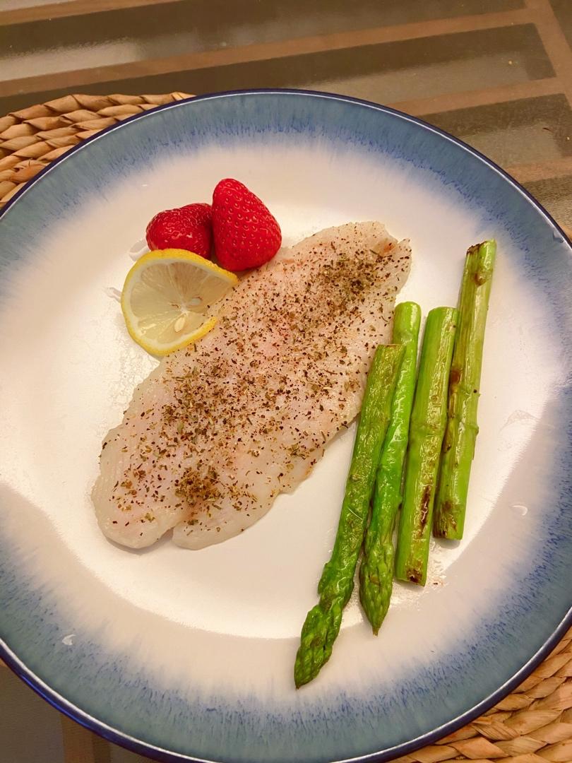 香煎两条快乐巴沙鱼柳