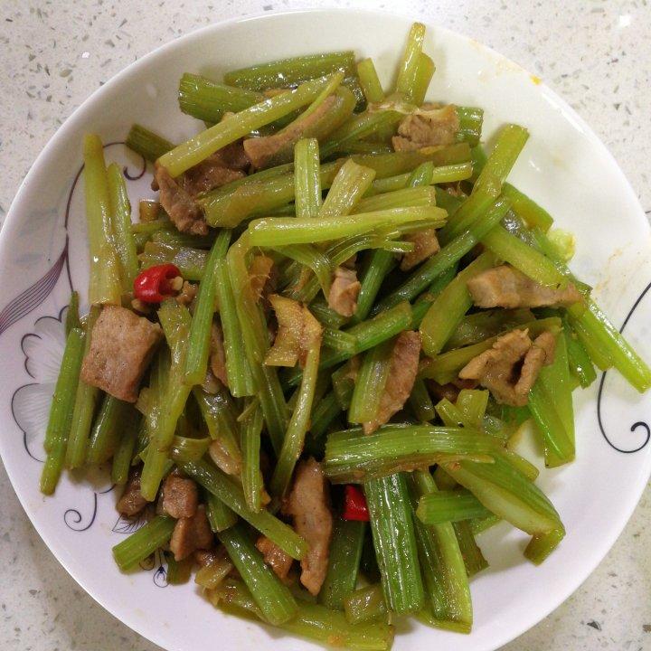 芹菜炒肉的新方法（这样炒出来的芹菜脆，肉丝嫩滑）