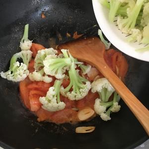西红柿炒菜花的做法 步骤3