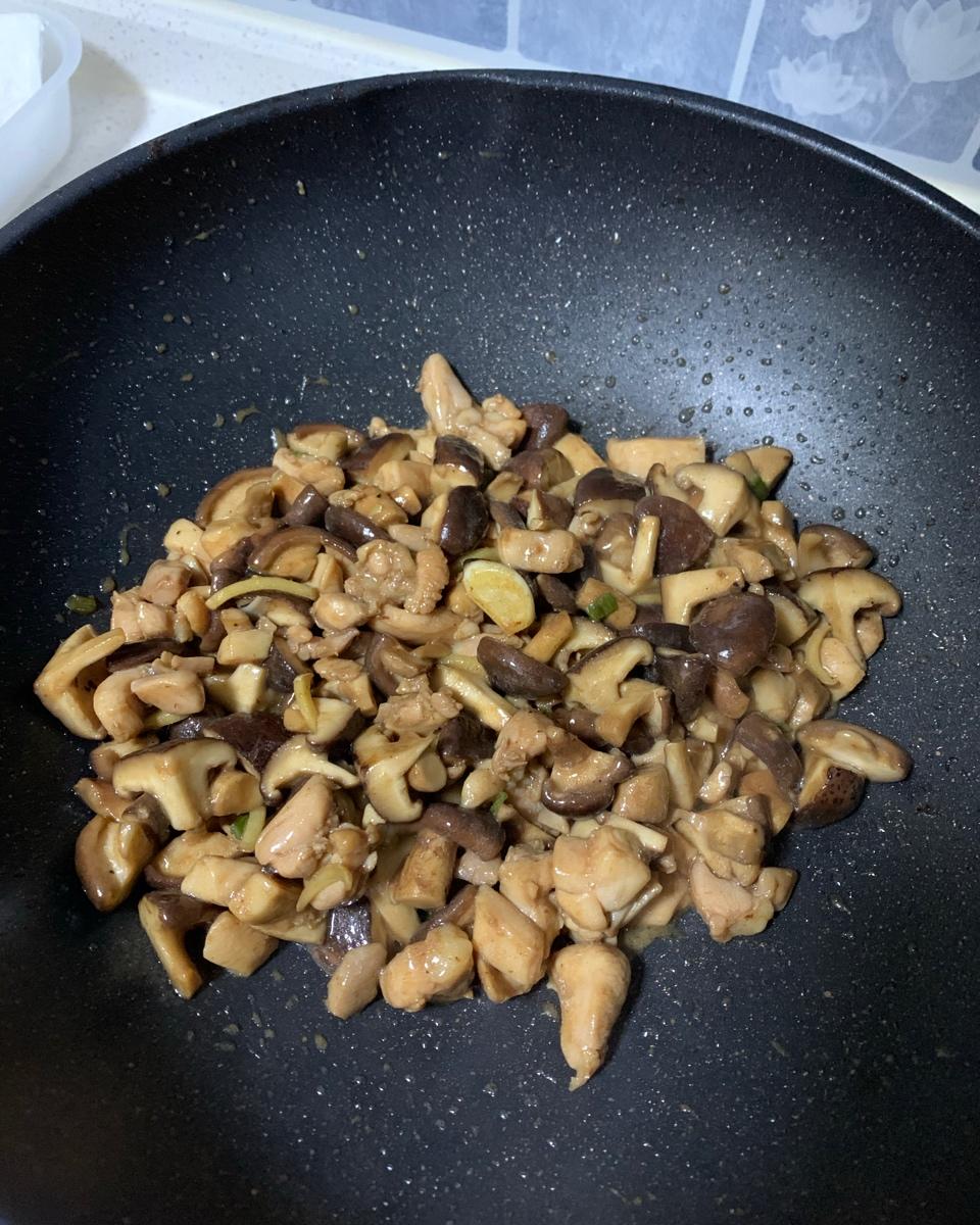 蘑菇滑鸡（香菇滑鸡）