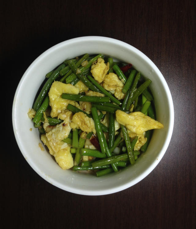 鸡蛋火腿炒蒜苔