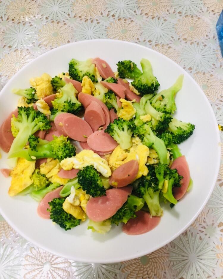 {☀快手晚餐☀}火腿肠滑蛋西兰花