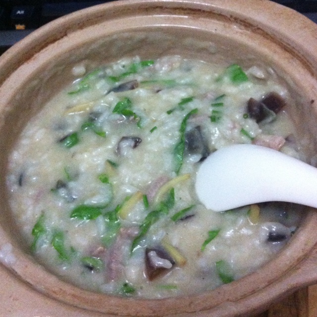 砂锅皮蛋瘦肉粥