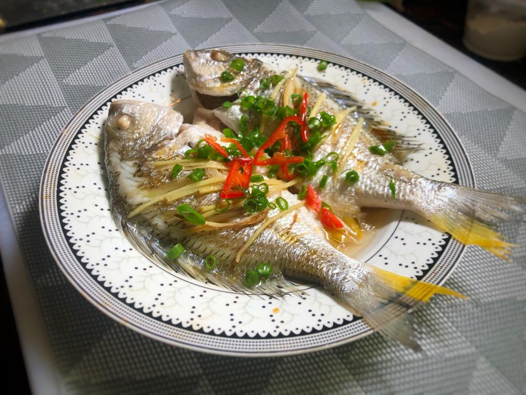清蒸鲈鱼（简易万能蒸鱼法）