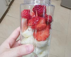 草莓🍓香蕉奶昔的做法 步骤2