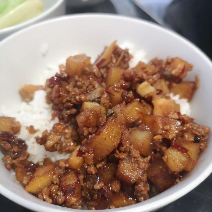 肉末土豆浇饭