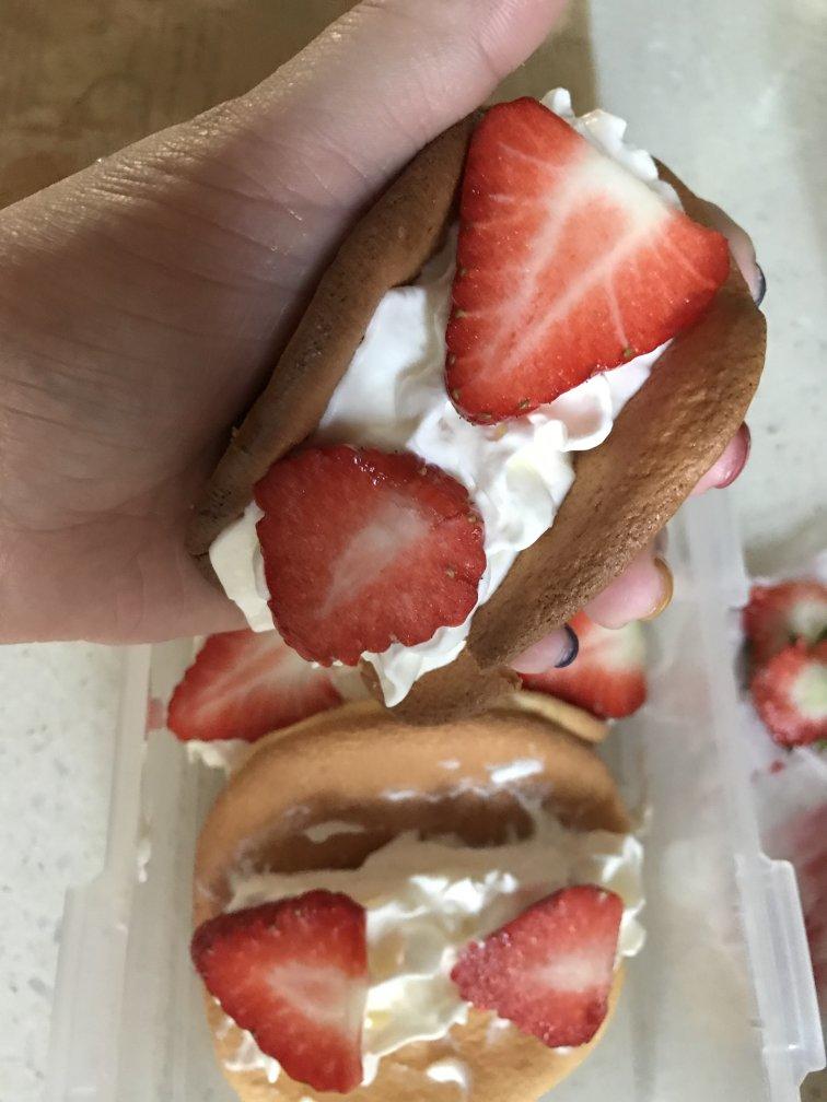 韩国最热门的甜品店Le Bread Lab的草莓蛋糕卷