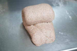 酸奶黑麦吐司 70%黑麦直接法 日本猫吐司模通用450g土司盒配方的做法 步骤24