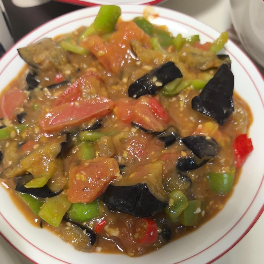 红烧茄子（佐西红柿尖椒）