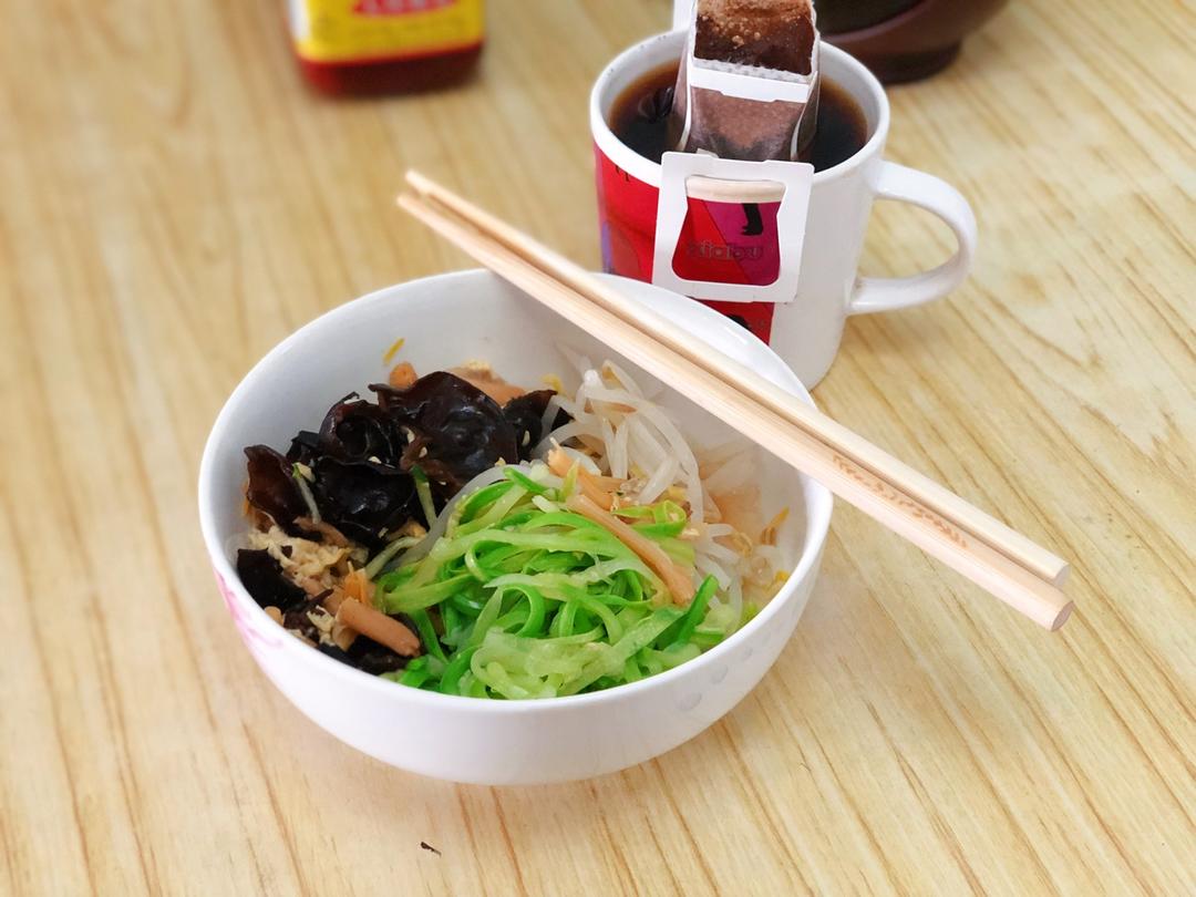 【健康三餐】泰式炒西葫芦“面条”（附不同擦丝工具比较）