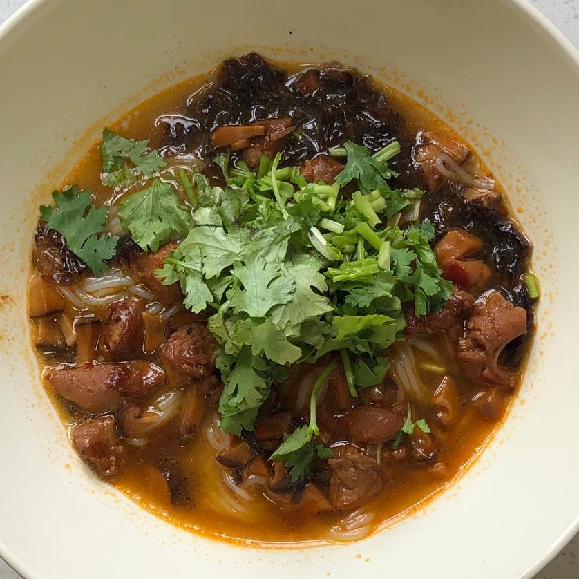 香菇鸡丁米线的做法