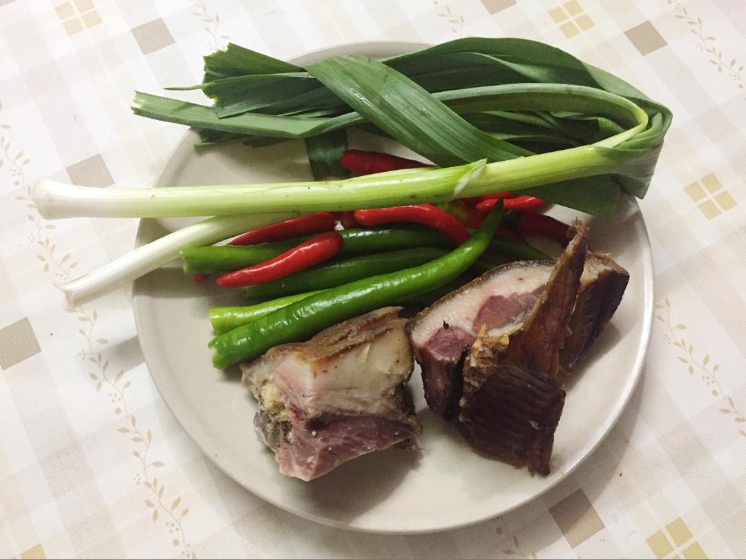 尖椒炒腊猪头肉的做法 步骤3
