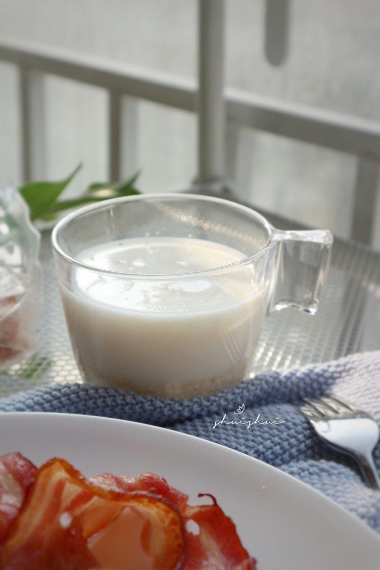 香蕉麦片黑芝麻奶昔