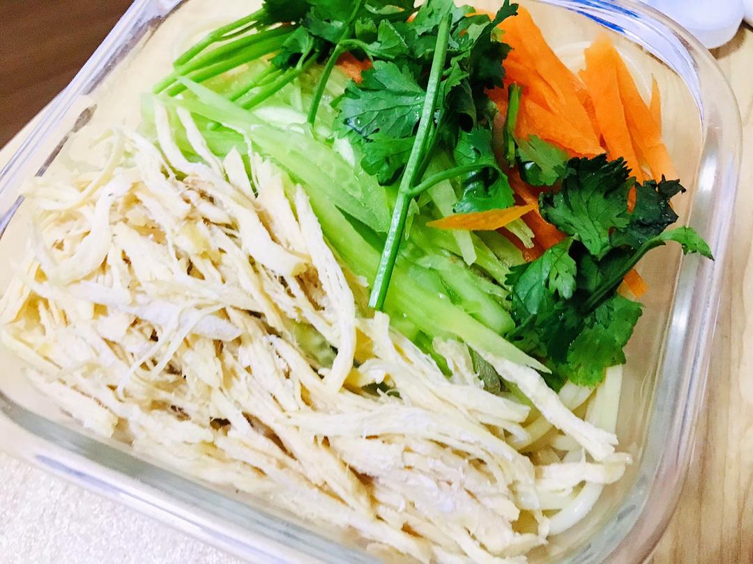 夏日爽口鸡丝蔬菜凉面