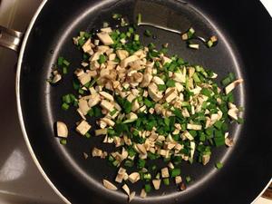 简约韭菜蘑菇炒饭的做法 步骤3