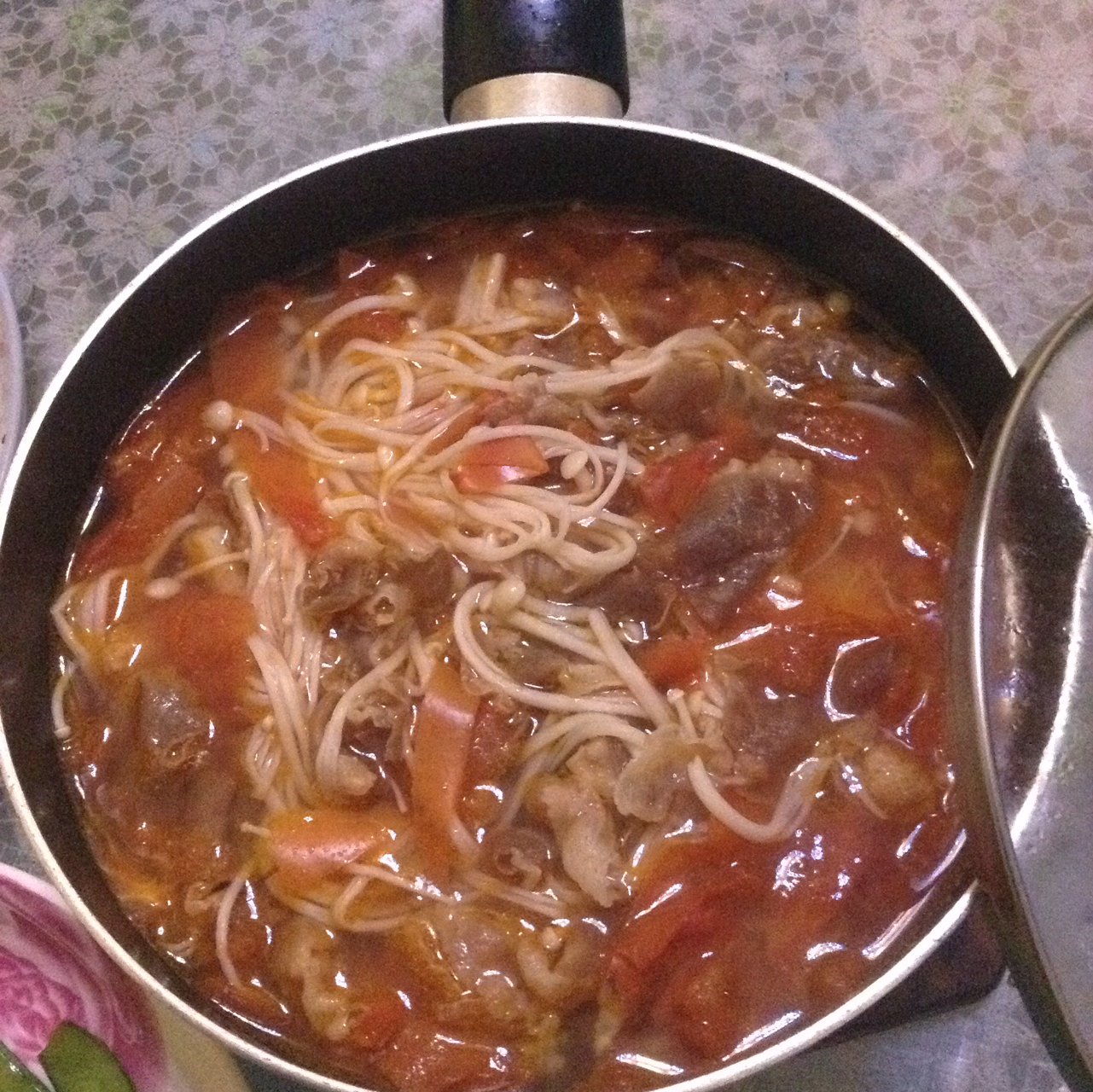 金针菇肥牛番茄锅