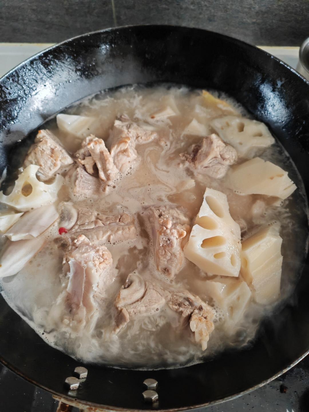 墨鱼干莲藕汤(补血养胃)