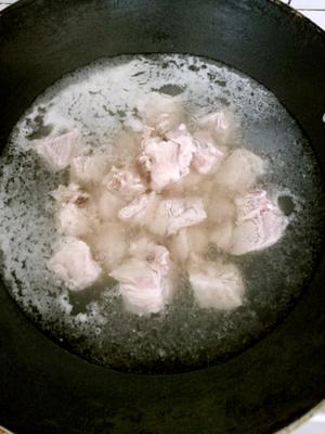 茭白油条排骨焖饭的做法 步骤2