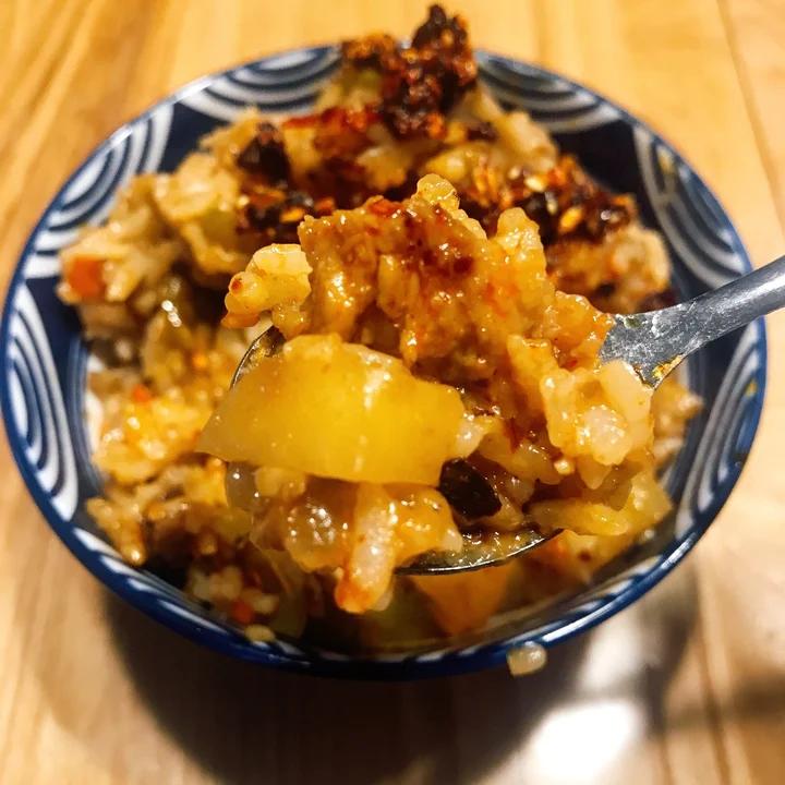 好吃到怀疑人生的懒人电饭煲茄子烧肉焖饭！巨下饭！