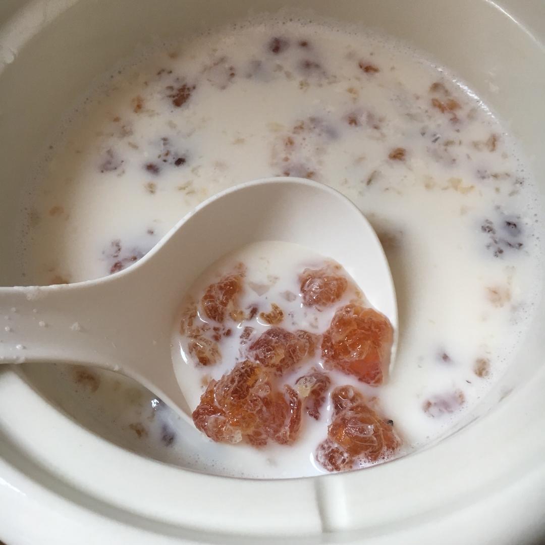 牛奶炖桃胶