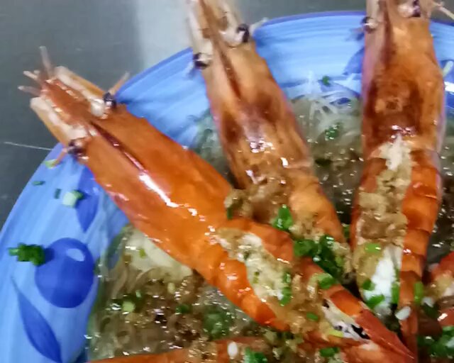 蒜蓉粉丝蒸大虾的做法
