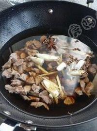 土豆烧牛肉的做法 步骤3