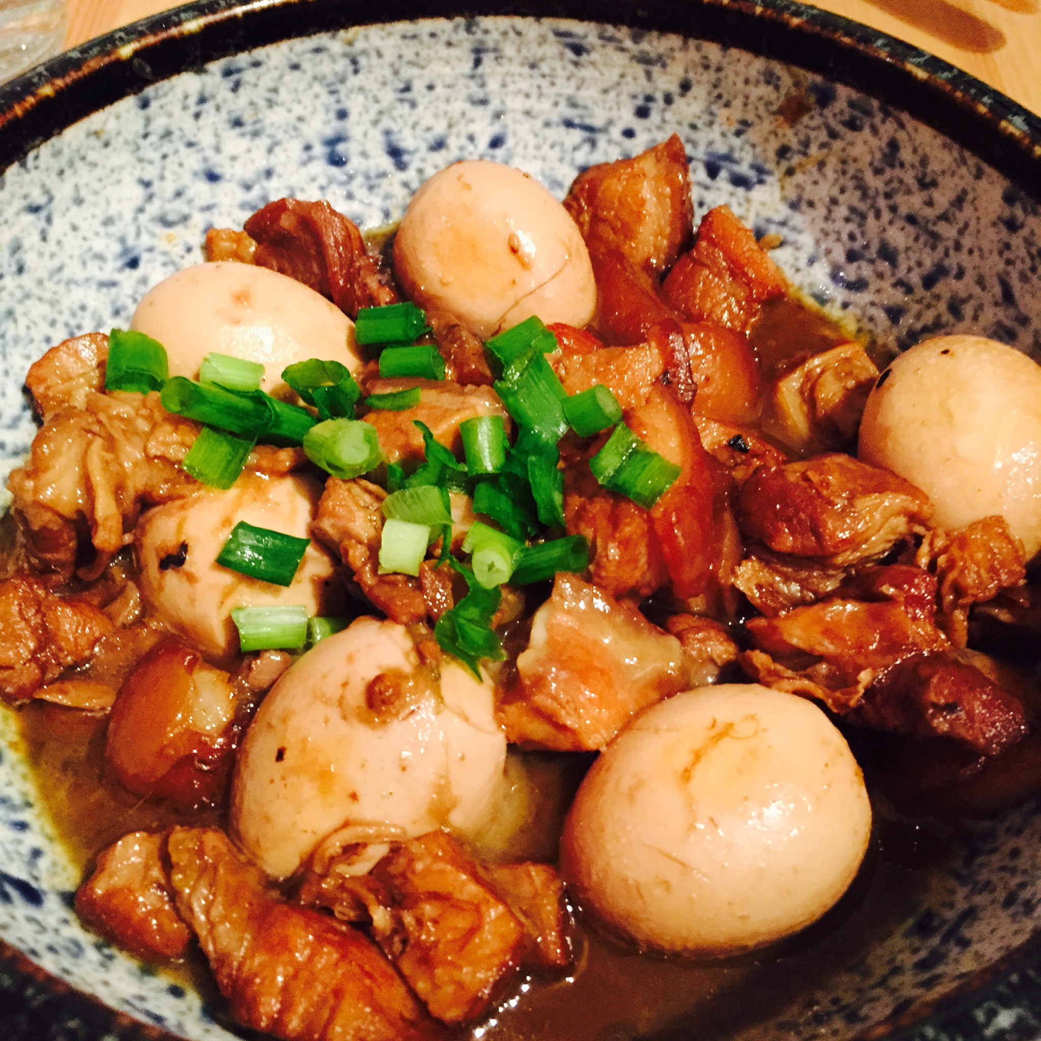 吃着碗里望着锅里的红烧肉