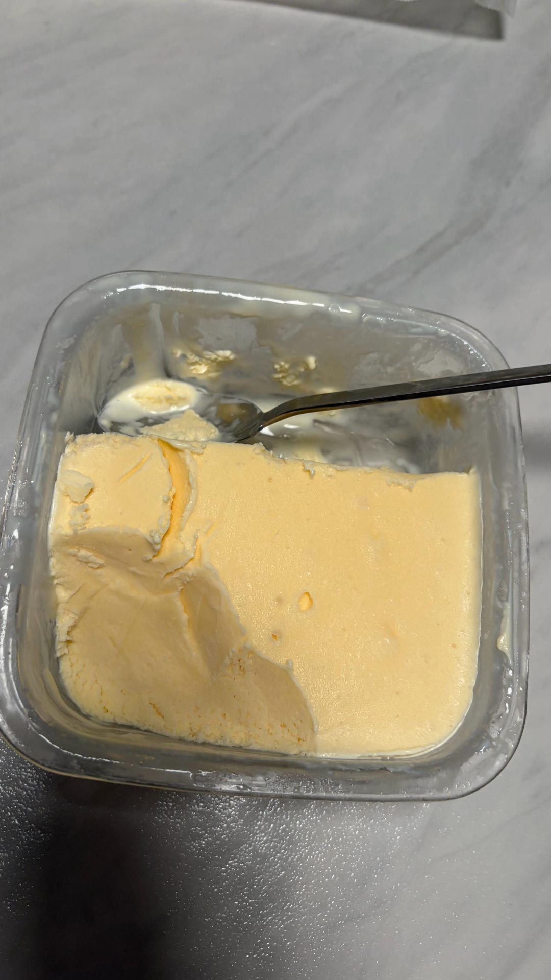 这个配方的牛乳冰淇淋 怎么吃也不腻 可以说是牛乳醇香丝滑绵密~