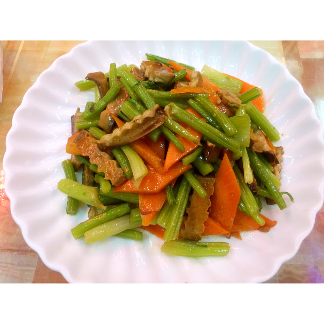 小芹菜炒香干