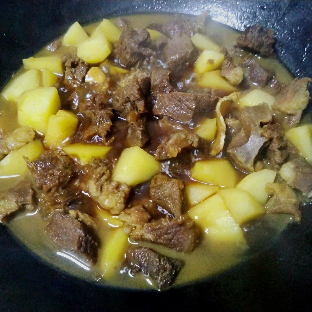 红烧牛腩炖土豆