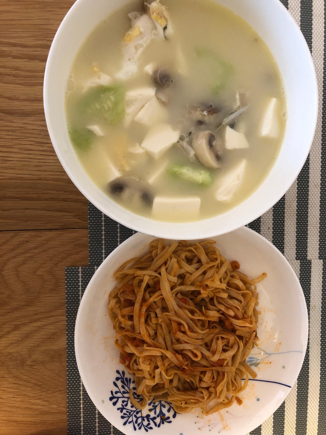 清炖鲫鱼汤 三个关键步骤让你轻松炖出汤浓味鲜色白似奶的鲫鱼汤