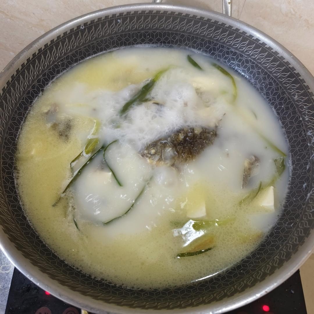 奶白鲫鱼豆腐汤|一条鱼最后的温柔
