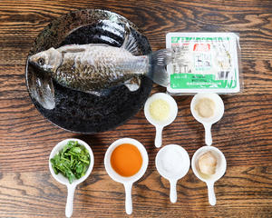 美食达摩院丨豆腐鲫鱼汤，这样做汤汁浓白，营养更丰富的做法 步骤1