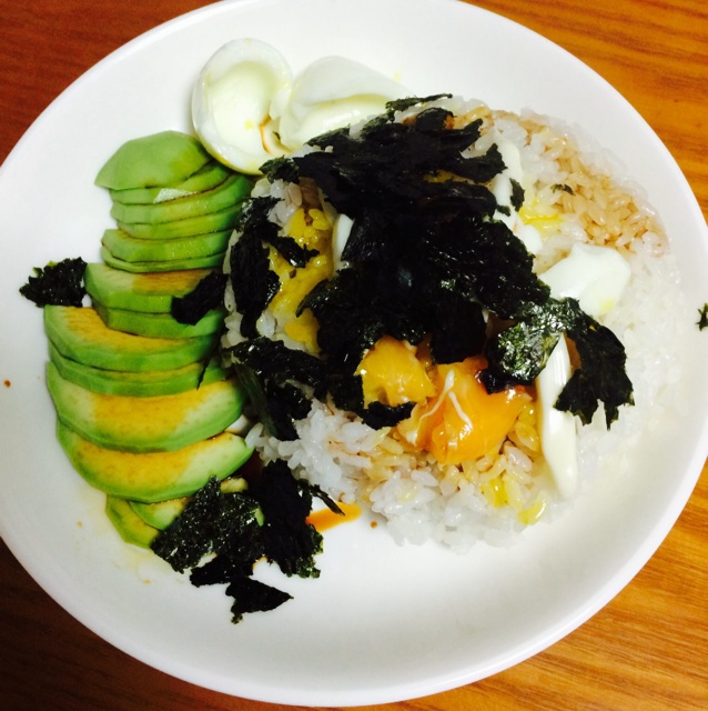 一人食牛油果溏心蛋拌饭