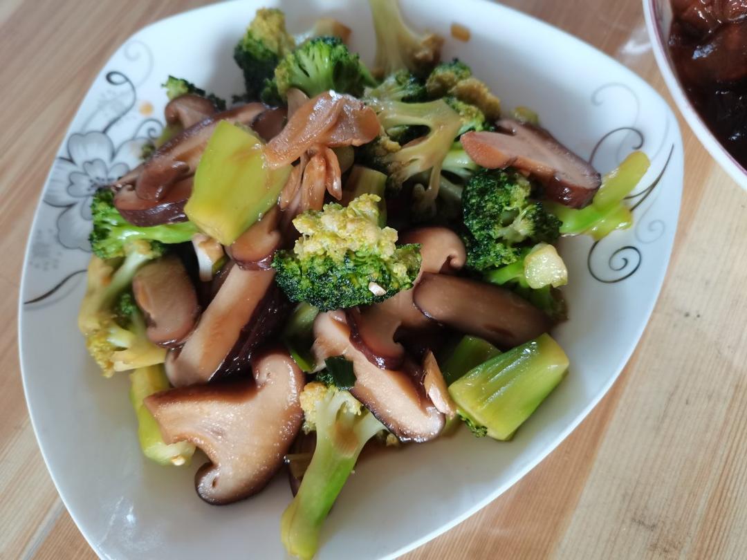 低脂好吃的西兰花炒香菇