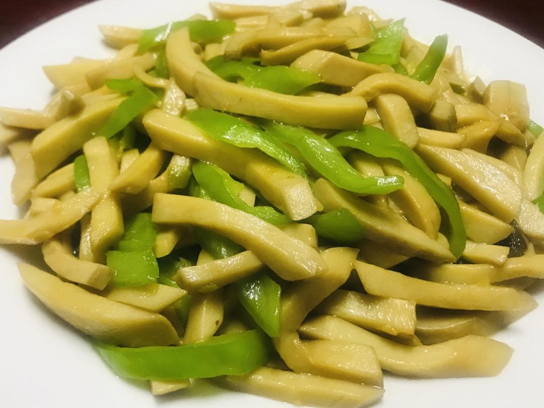 居家小炒--青椒素炒杏鲍菇