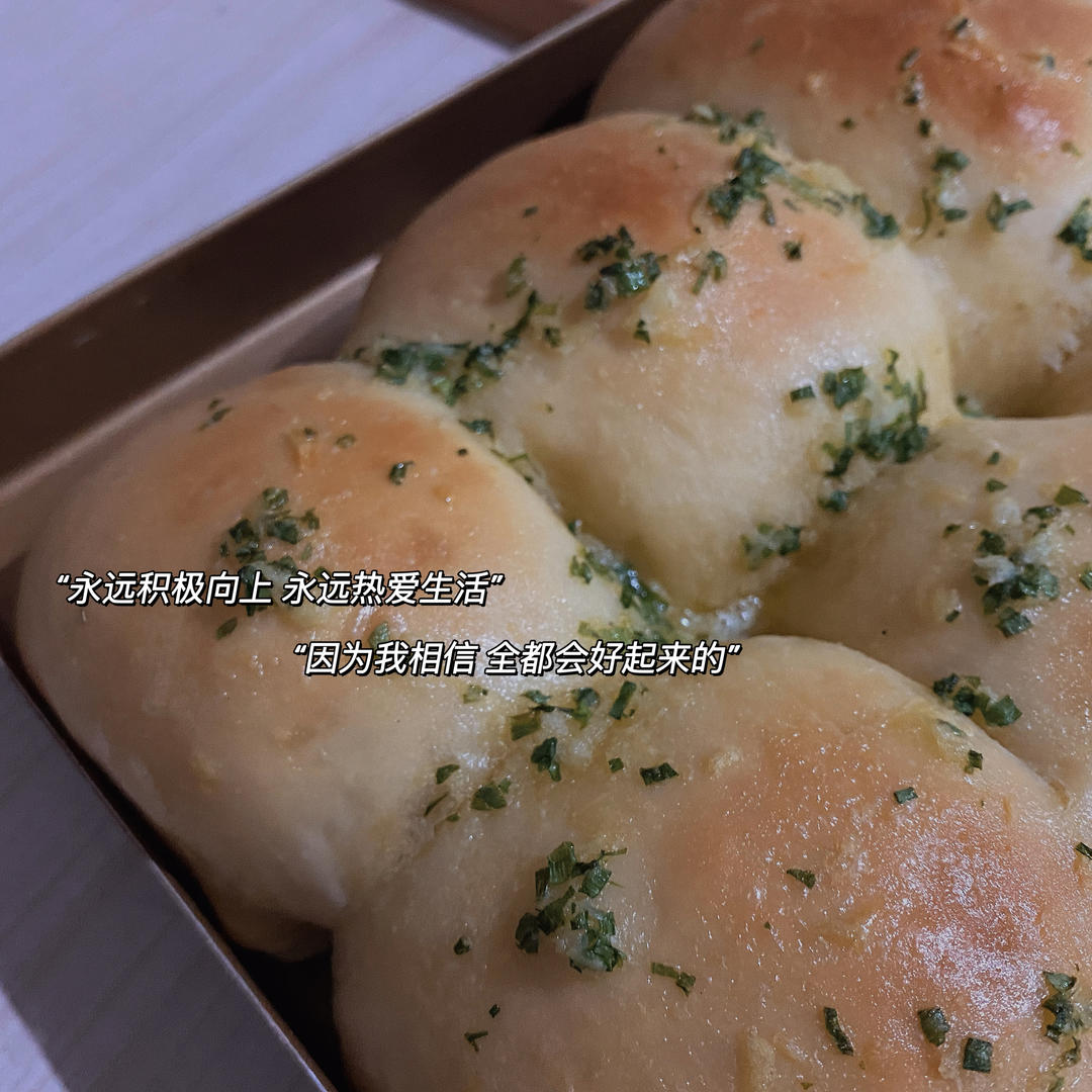 不用揉面！蓬松蒜香小餐包