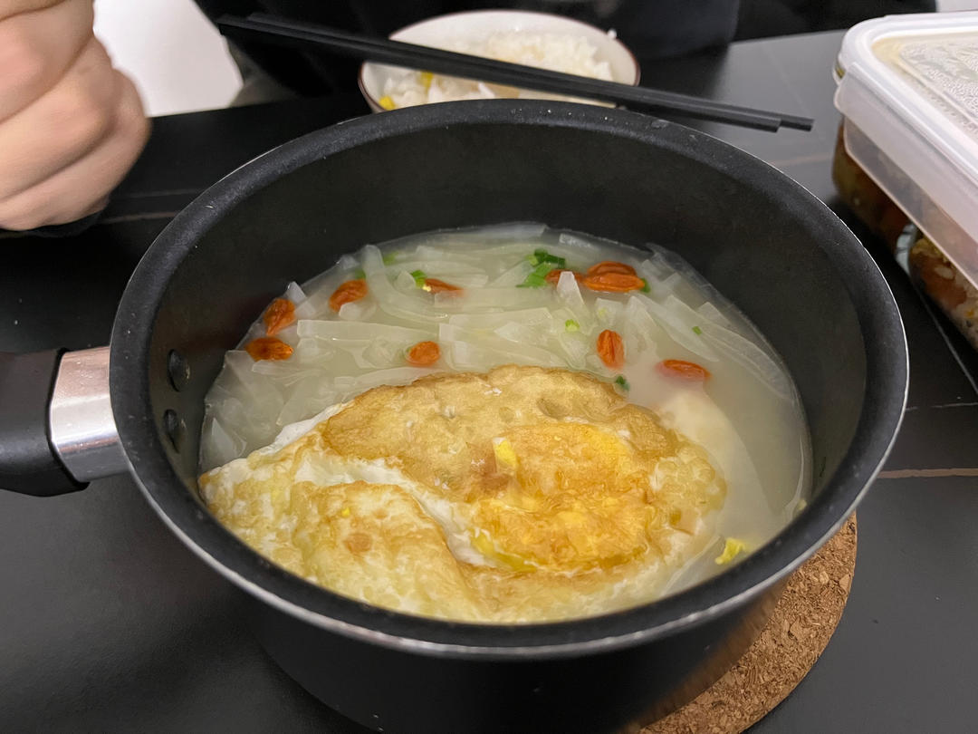 适合宝宝秋天喝的汤·煎蛋白萝卜汤
