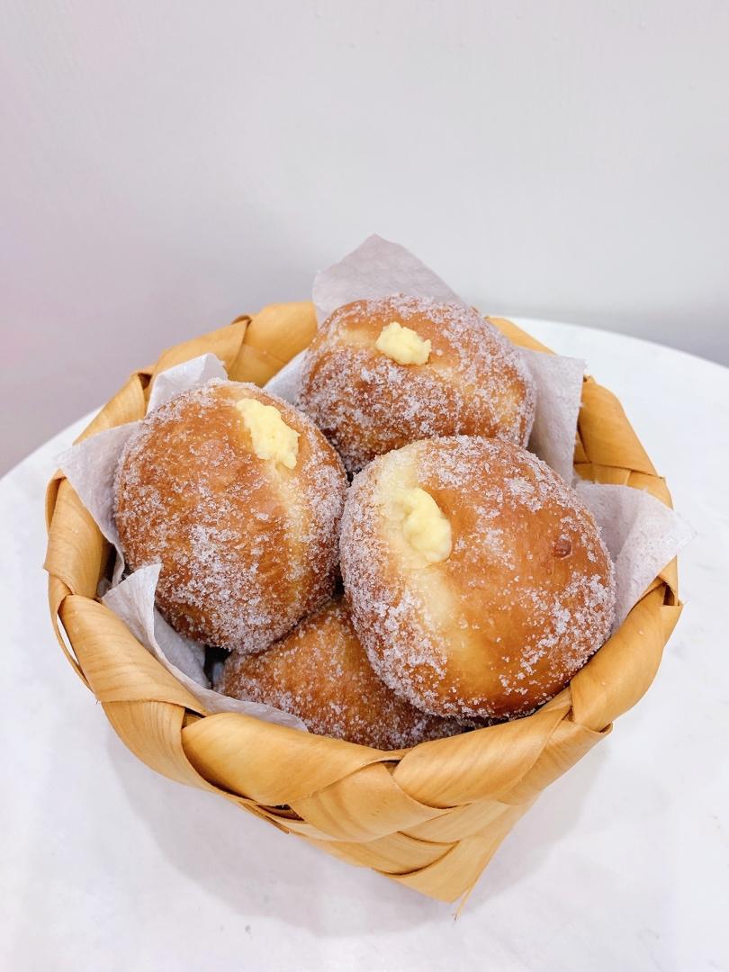 好吃到哭泣的甜甜圈VANILLA CREAM-FILLED DOUGHNUTS