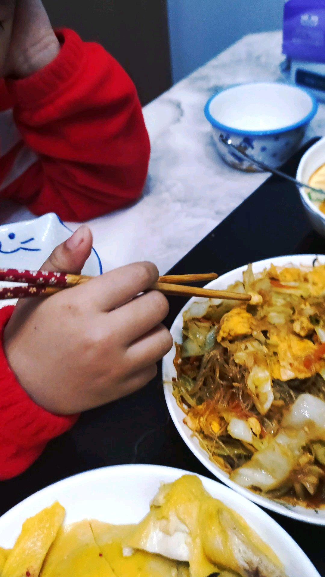 鸡蛋包菜炒粉丝的做法