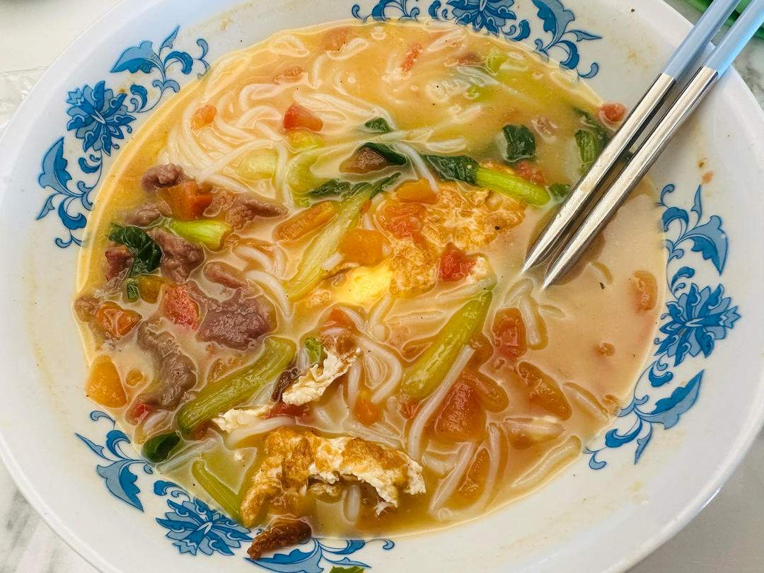 西红柿鸡蛋牛肉砂锅粉