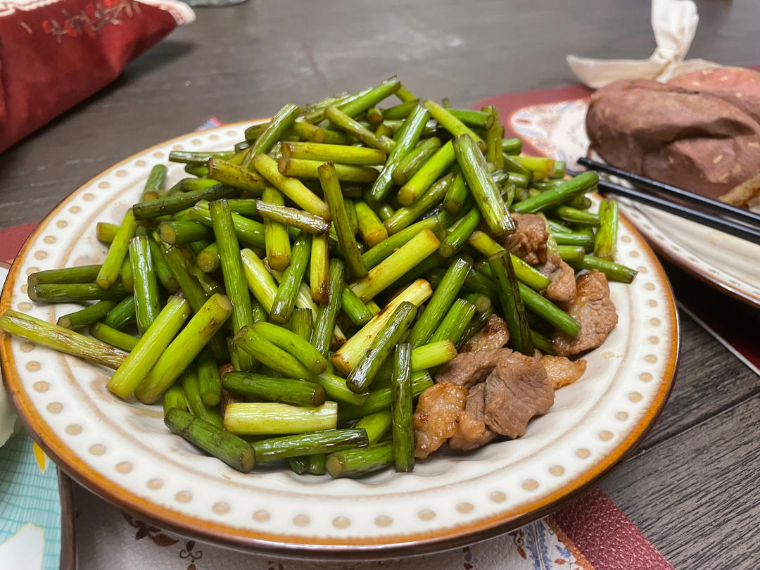 简单易做的下饭菜－蒜苔炒肉